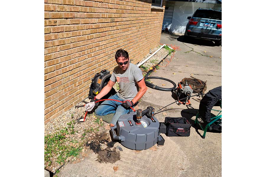 Plumber is cleaning the sewer in Brookfield, IL